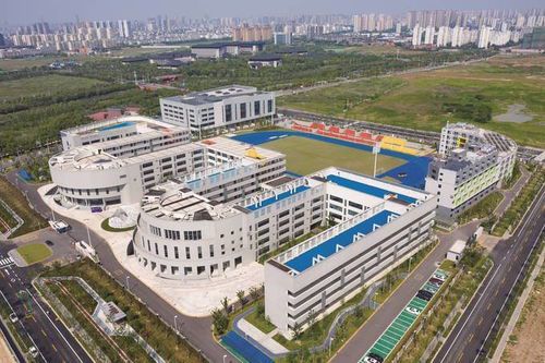 钟楼外国语学校的教育特色与发展前景
