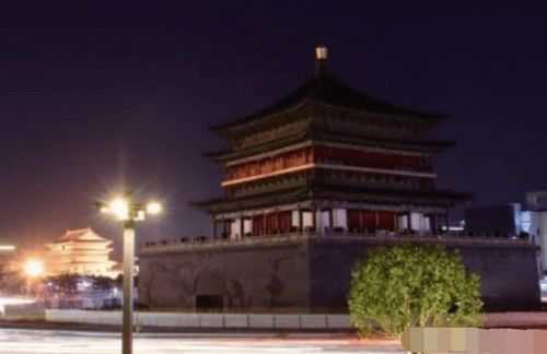钟楼的亮灯与关灯时间解析