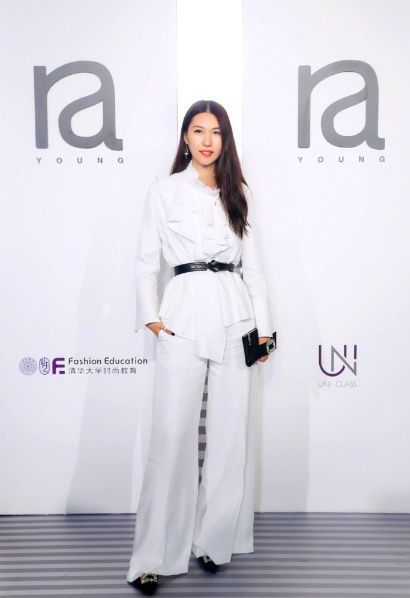 **阿敏娜服饰:时尚与品质的完美融合**